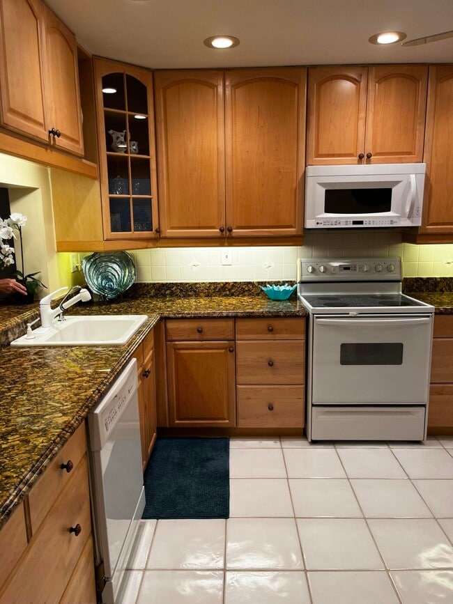 Building Photo - 12870 Briarlake Dr