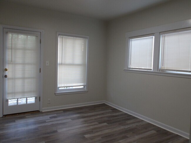 Building Photo - 633 W Ormsby Ave