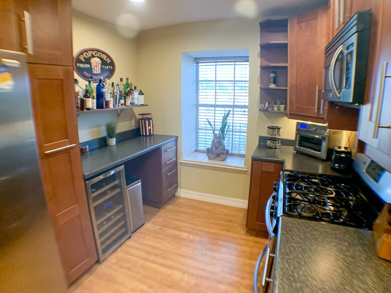 Bar nook and window alcove in kitchen.. - 2425 Ashdale Dr
