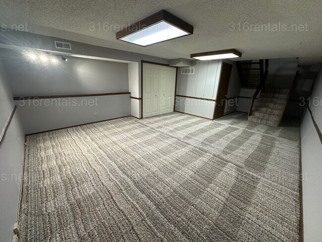 Building Photo - $1545 - 2 bed 1.5 bath - Duplex located in Riverside