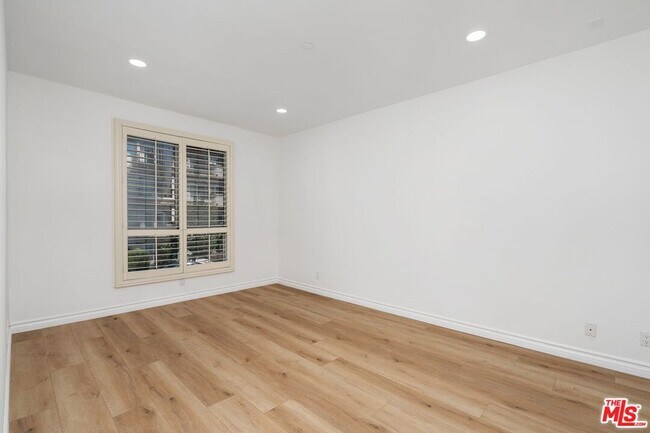 Building Photo - 117 S Clark Dr
