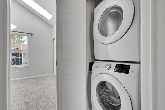Building Photo - $2,195.00 - 2 Bed, 1.5 Bath, Townhome in L...