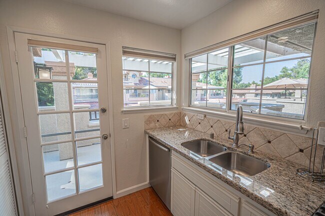 Building Photo - COMING SOON! 1 Bedroom Condo for Rent in V...