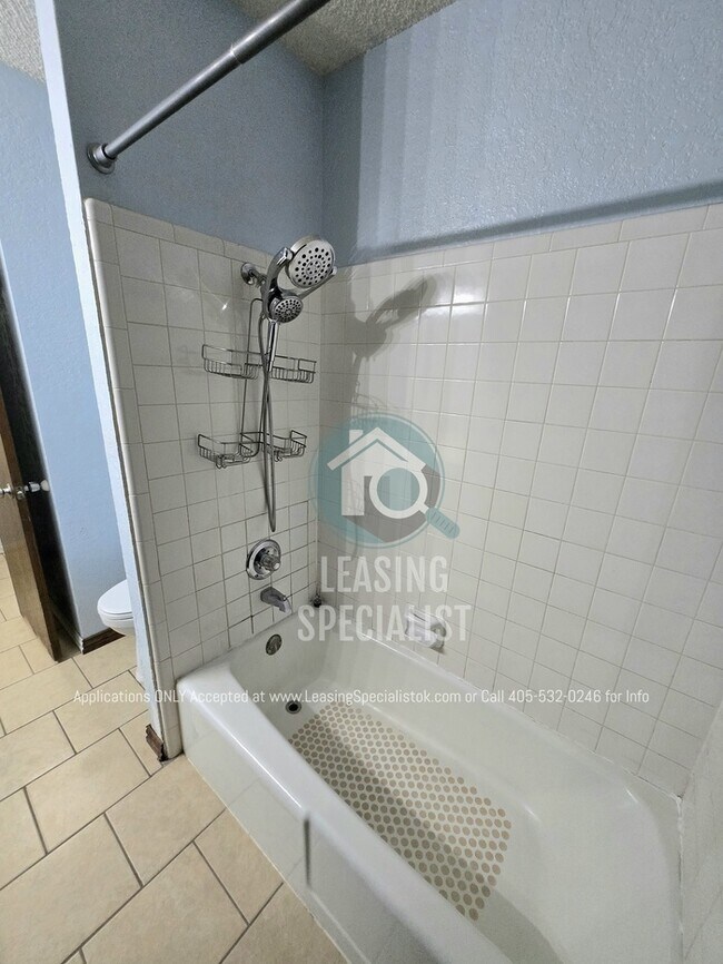 Building Photo - Charming Yukon 3 Bed 2 Bath Home