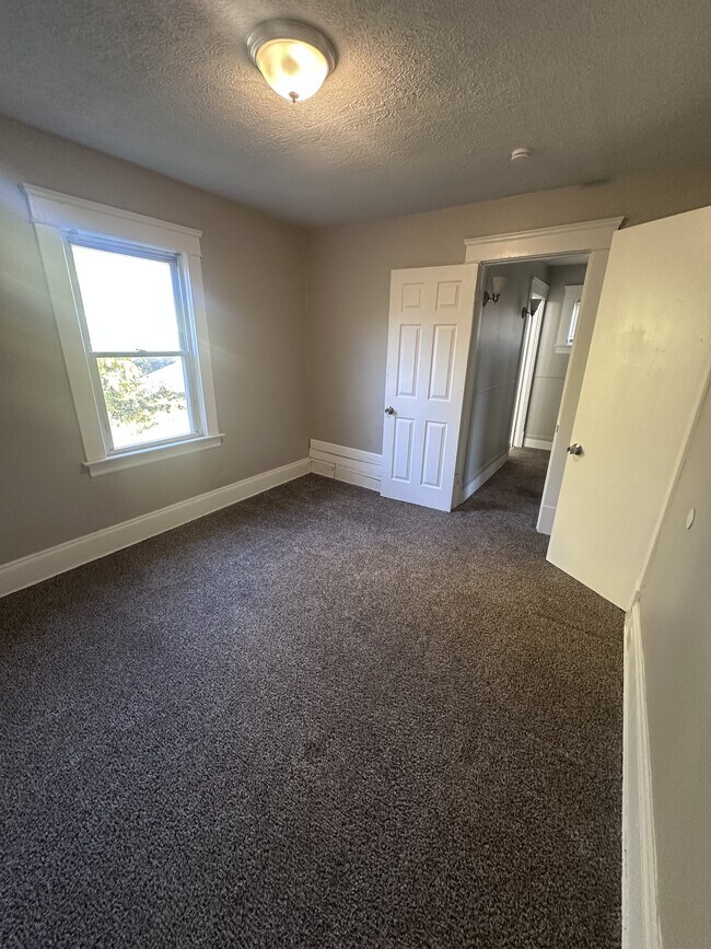 Building Photo - 8009 Vineyard Ave