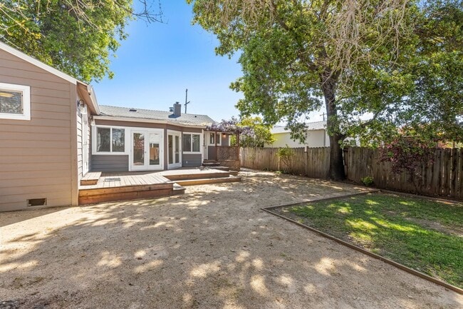 Building Photo - Charming & Spacious Single Family Home