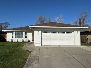 Building Photo - 3 Bedroom/ 2 Bathroom Single Level Home