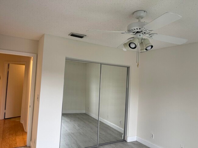 Building Photo - 10910 Lakemore Ln