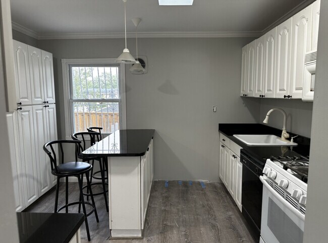Building Photo - 34 Blue Jay Dr, Brentwood