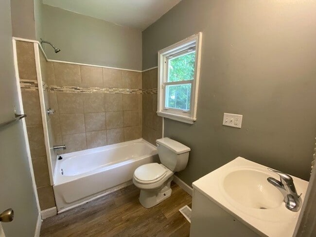 Building Photo - 551 Noah Ave