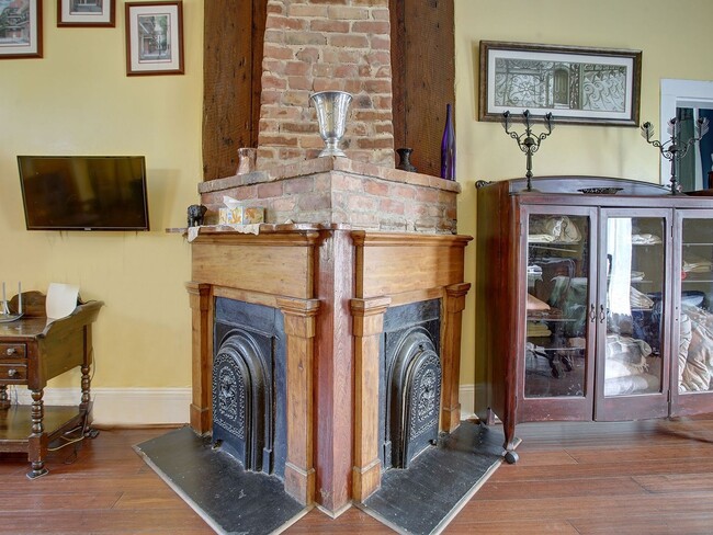 Building Photo - 617 Lyons St