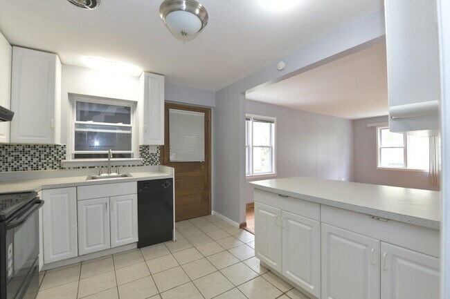 Building Photo - 4914 Louise St