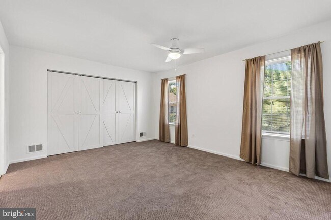 Building Photo - 266 Leedom Way
