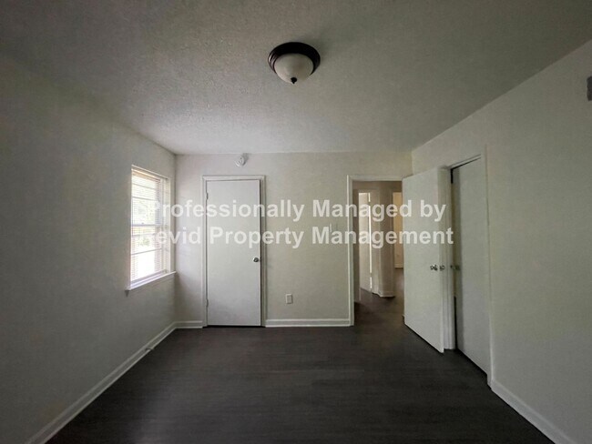 Building Photo - SECTION 8 ACCEPTED