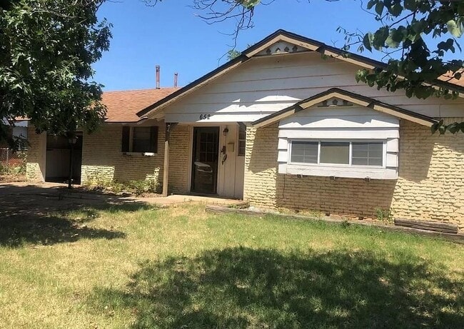 Building Photo - 652 Lotus Ave