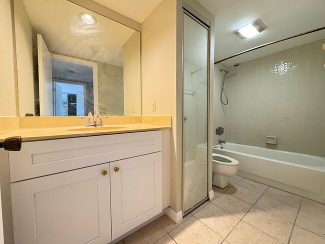 Building Photo - 5268 Middle Ct