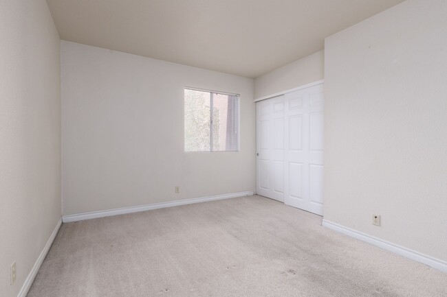 Building Photo - One bedroom on the ground floor of guard g...