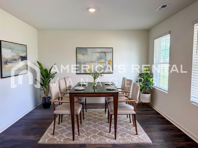 Building Photo - Move-in Special! Beautiful 5 Bed, 2 Bath h...