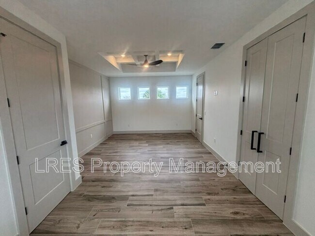 Building Photo - 722 Ellwood Ave