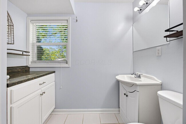 Building Photo - 455 Lakeview Dr