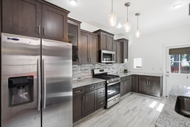 Building Photo - Beautiful 3BR 1.5 Townhouse in North East Lancaster City!