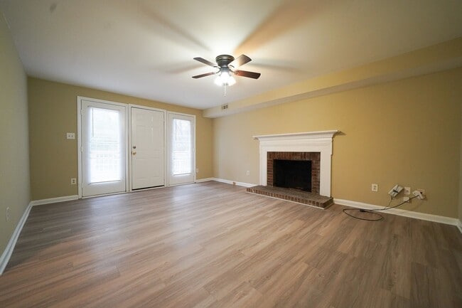 Building Photo - Remodeled 2 sty 4 bd, 2 1/2 ba 2 car gar fenced yd 6 ,9, or 12 mo lease