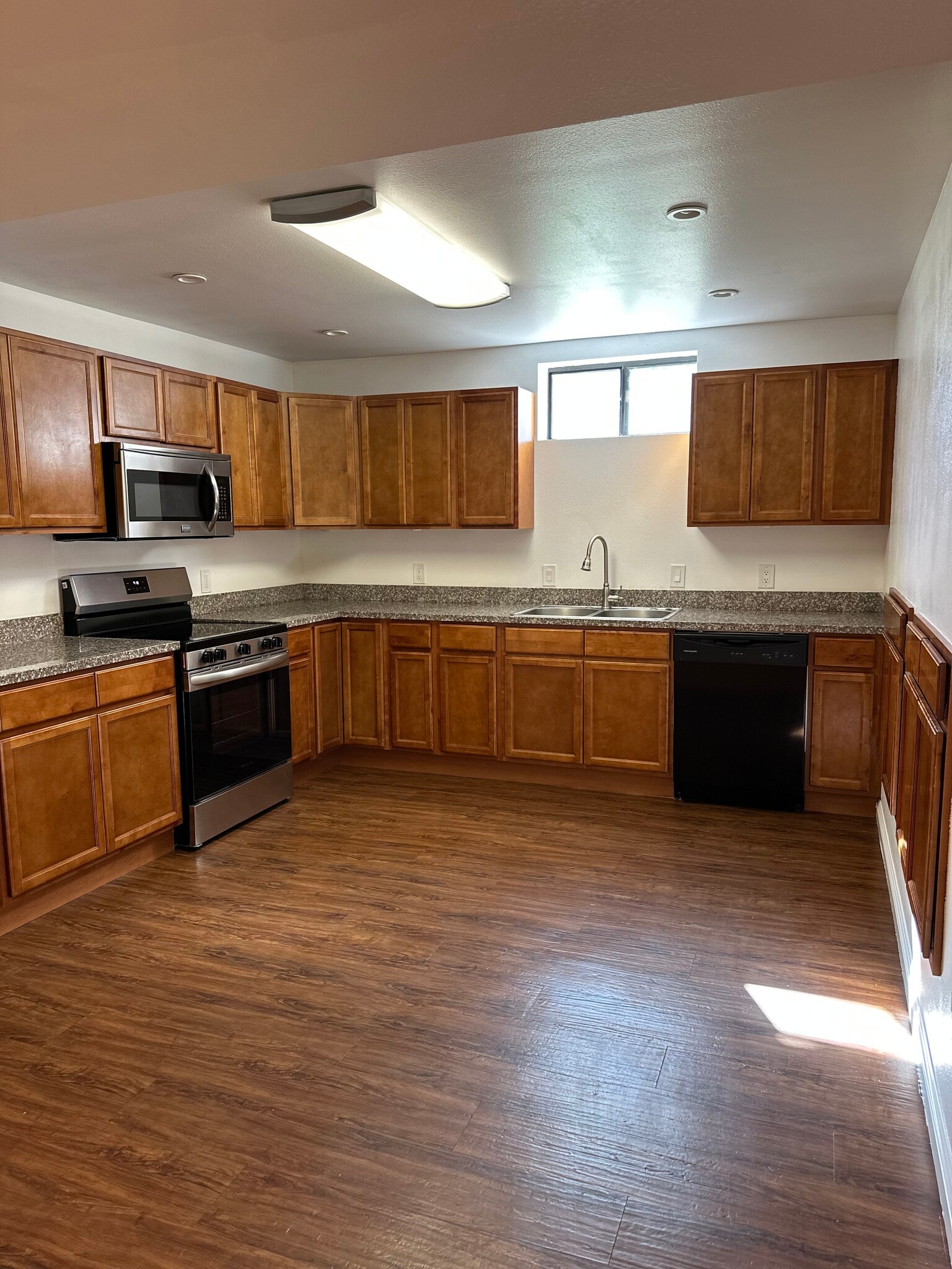 Building Photo - 22020 Village Way Dr