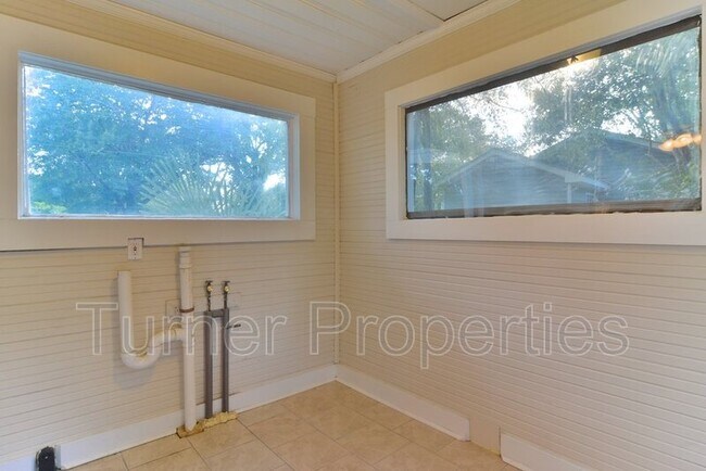 Building Photo - 2729 Kingswood Dr