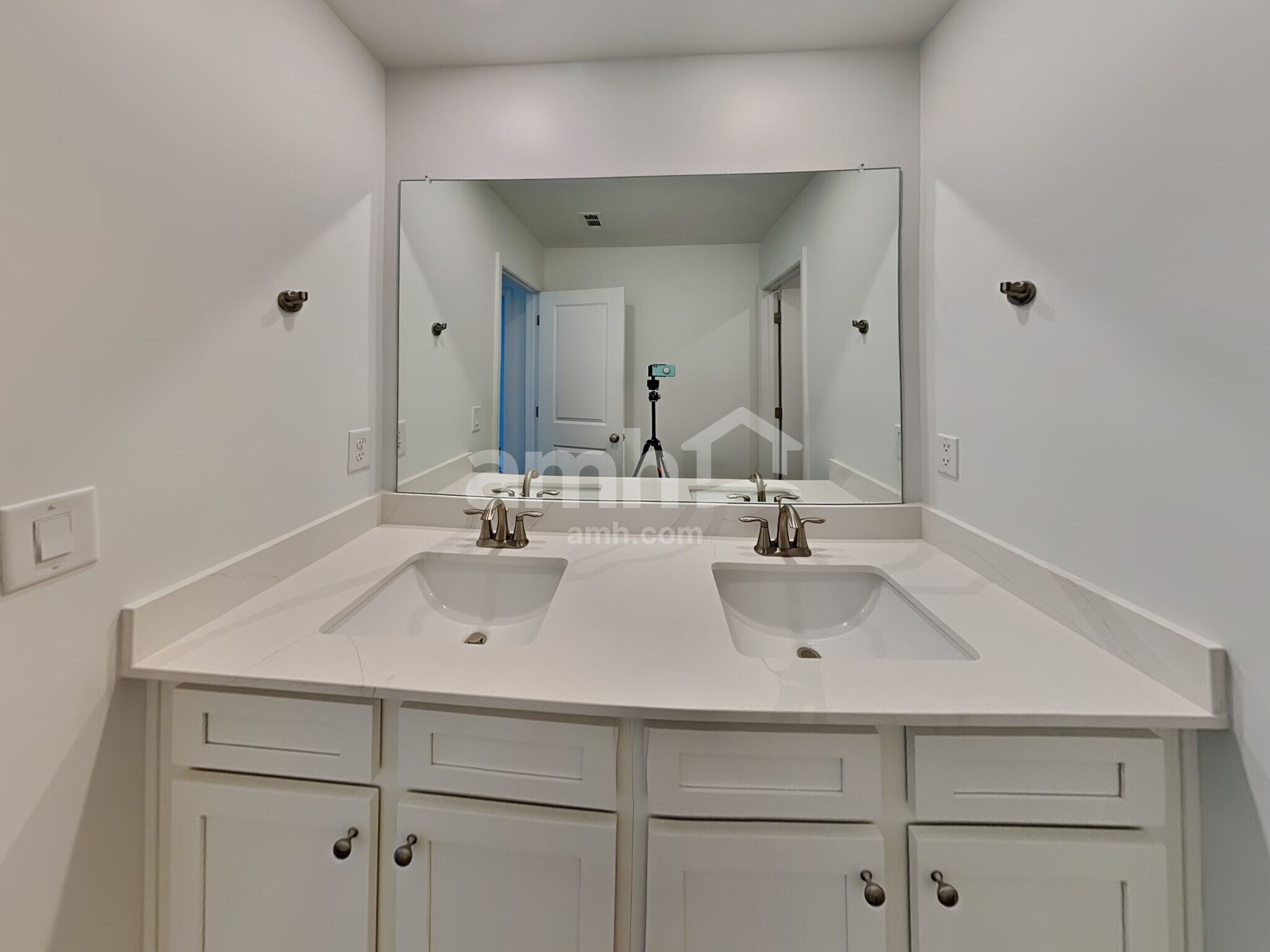 Building Photo - 50 Pointe Dr