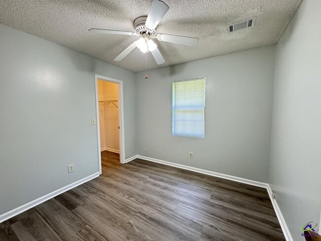 Building Photo - 120 Springwood Dr