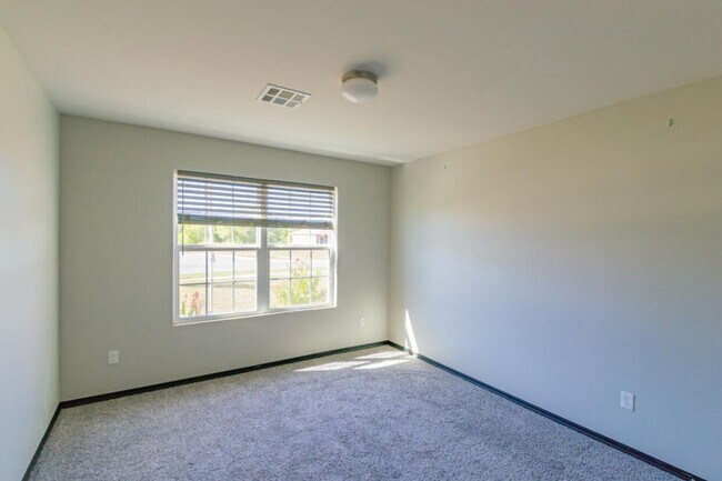 Building Photo - Beautiful 4 Bed 2 Bath in the Heart of Noble!