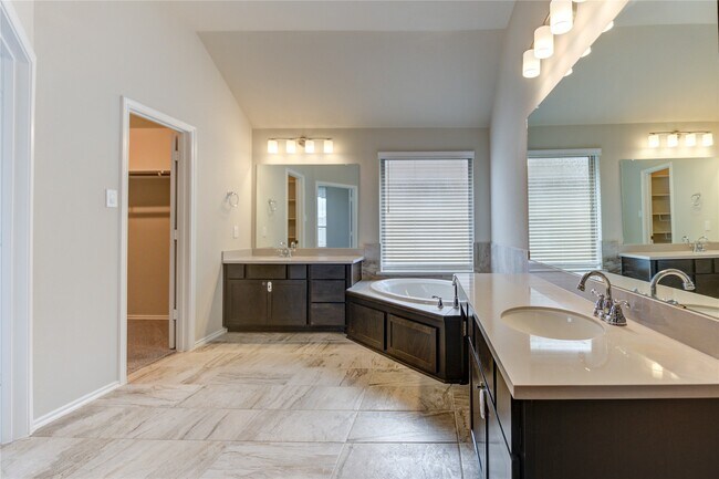 Building Photo - 4727 Crest Hill Dr