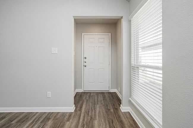 Building Photo - 623 Hollyhock Dr