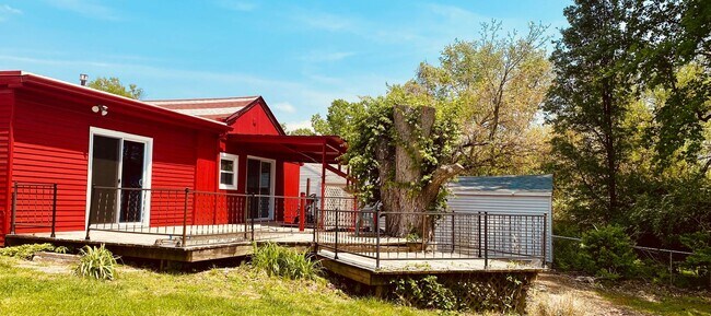 Building Photo - 4 bed/3.5 bath, half acre lot, 100 yards f...