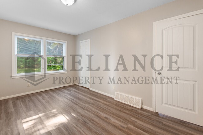 Building Photo - 1303 W 33rd St S