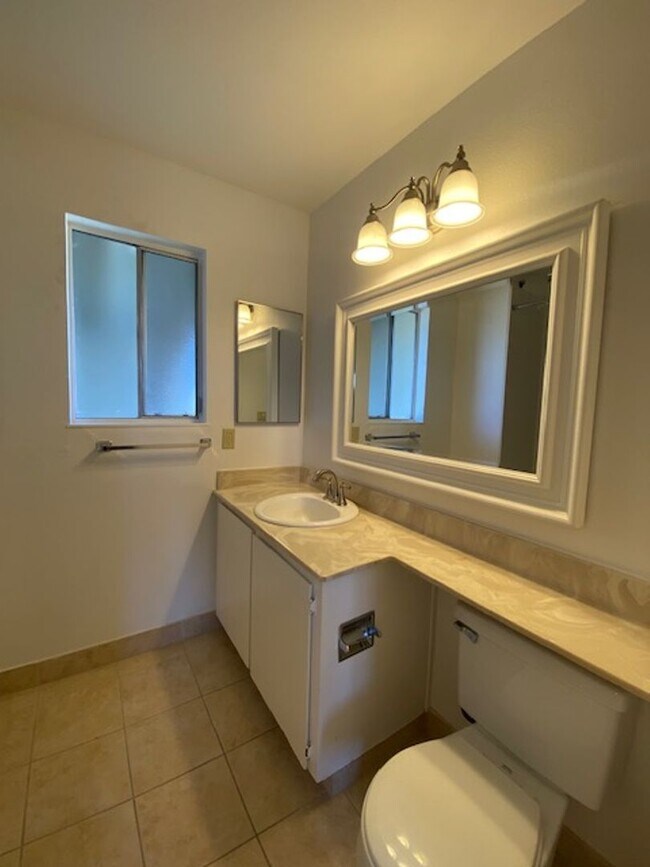 Building Photo - Spacious 3 Bed/2 Bath Duplex~ PG&E & Water...