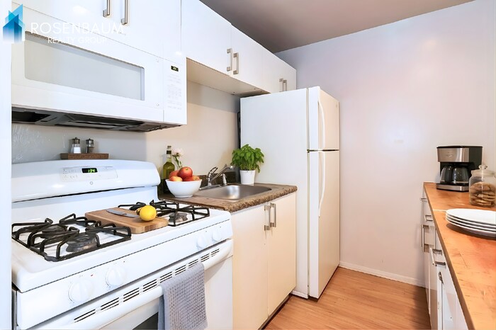 Building Photo - 770 N Dodge Blvd