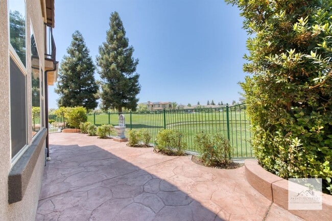 Building Photo - Beautiful 4 bedroom home on the Golf Course!