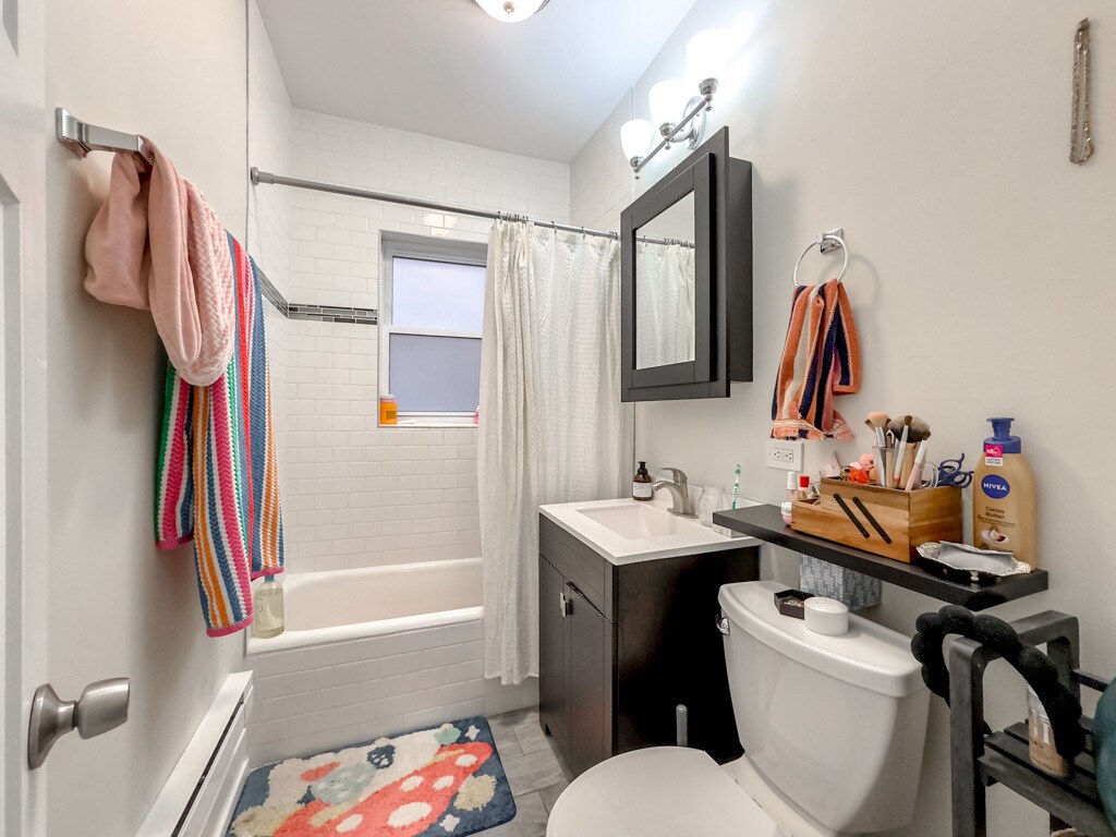 Building Photo - 648 W Roscoe St