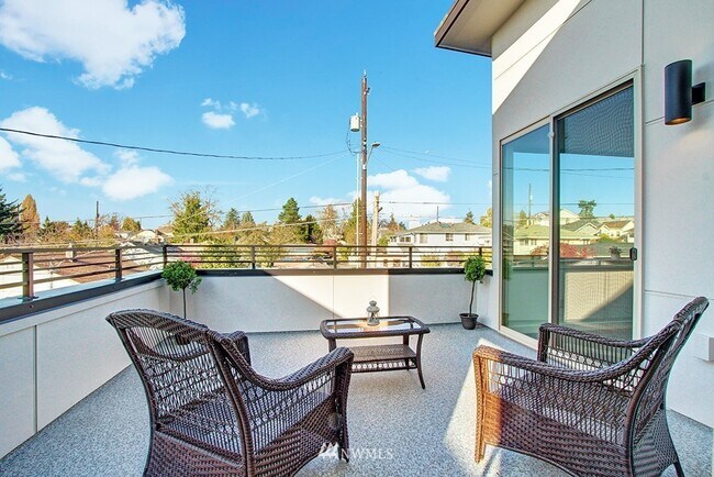 Building Photo - 2105 S Orcas St