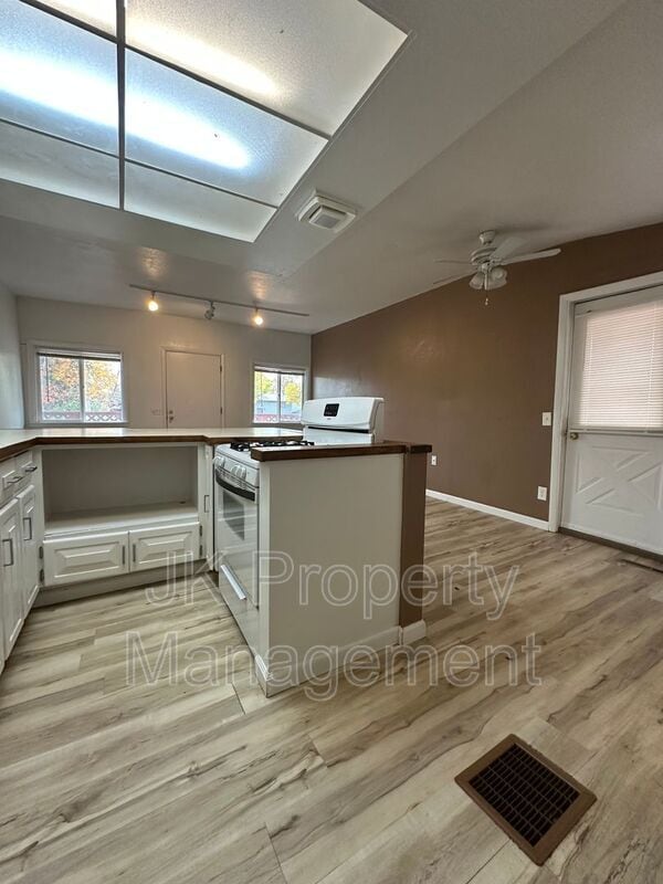 Building Photo - 1219 6th Ave S