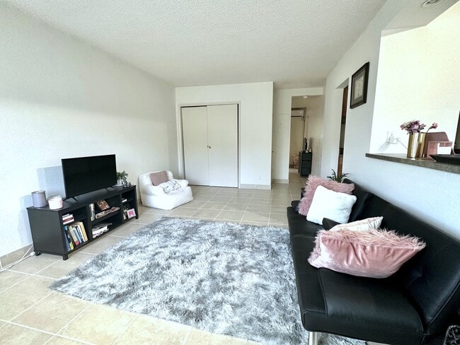 living room - 1810 E Oakland Park Blvd