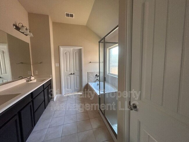 Building Photo - 16616 Central Garden Ln