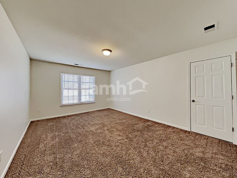 Building Photo - 204 Hunters Ter