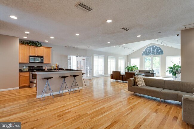 Building Photo - 1535 Lincoln Way