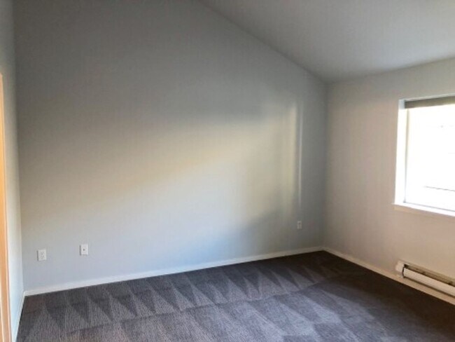 Building Photo - Vaulted Ceilings, Fireplace, LVP Flooring,...