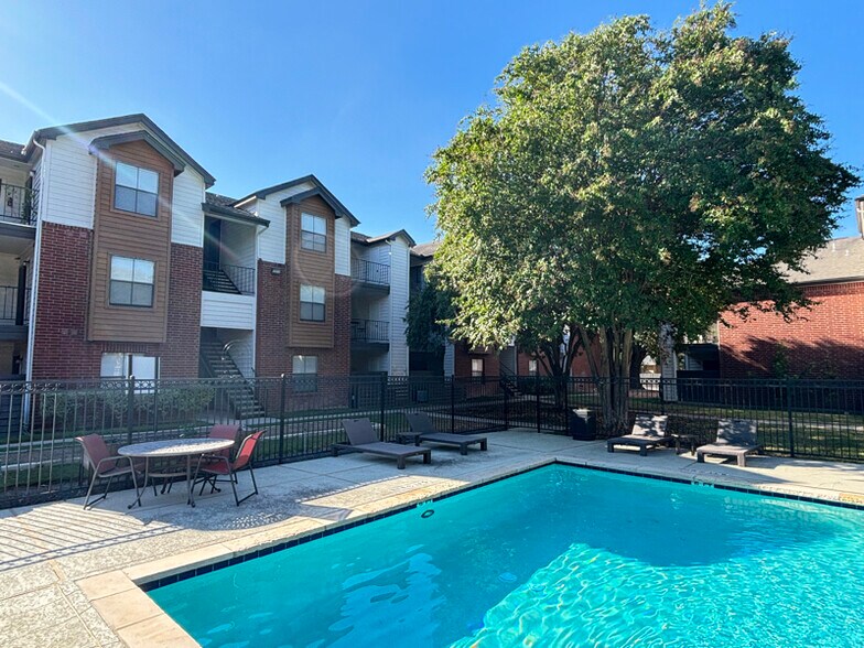 Primary Photo - 1400 Clarewood Dr