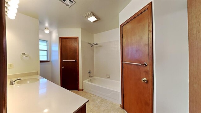 Building Photo - 1241 Capitol Dr