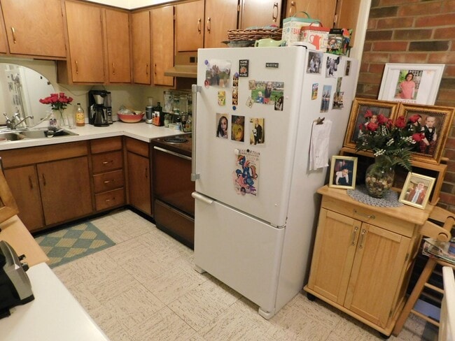 Building Photo - AVAILABLE NOW! Exceptional centrally located One bedroom Millcreek Apartment near LECOM One bedro...