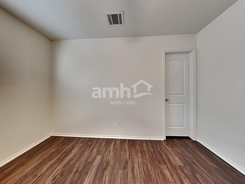 Building Photo - 8528 Hawkview Dr